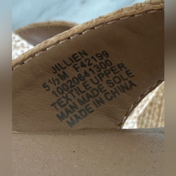 Wild Pair Women's Platform Sandals - Picture 7 of 9